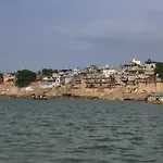Shiv Kripa Paying Guest House - Four Bedroom 200 Mtr From Main Temple