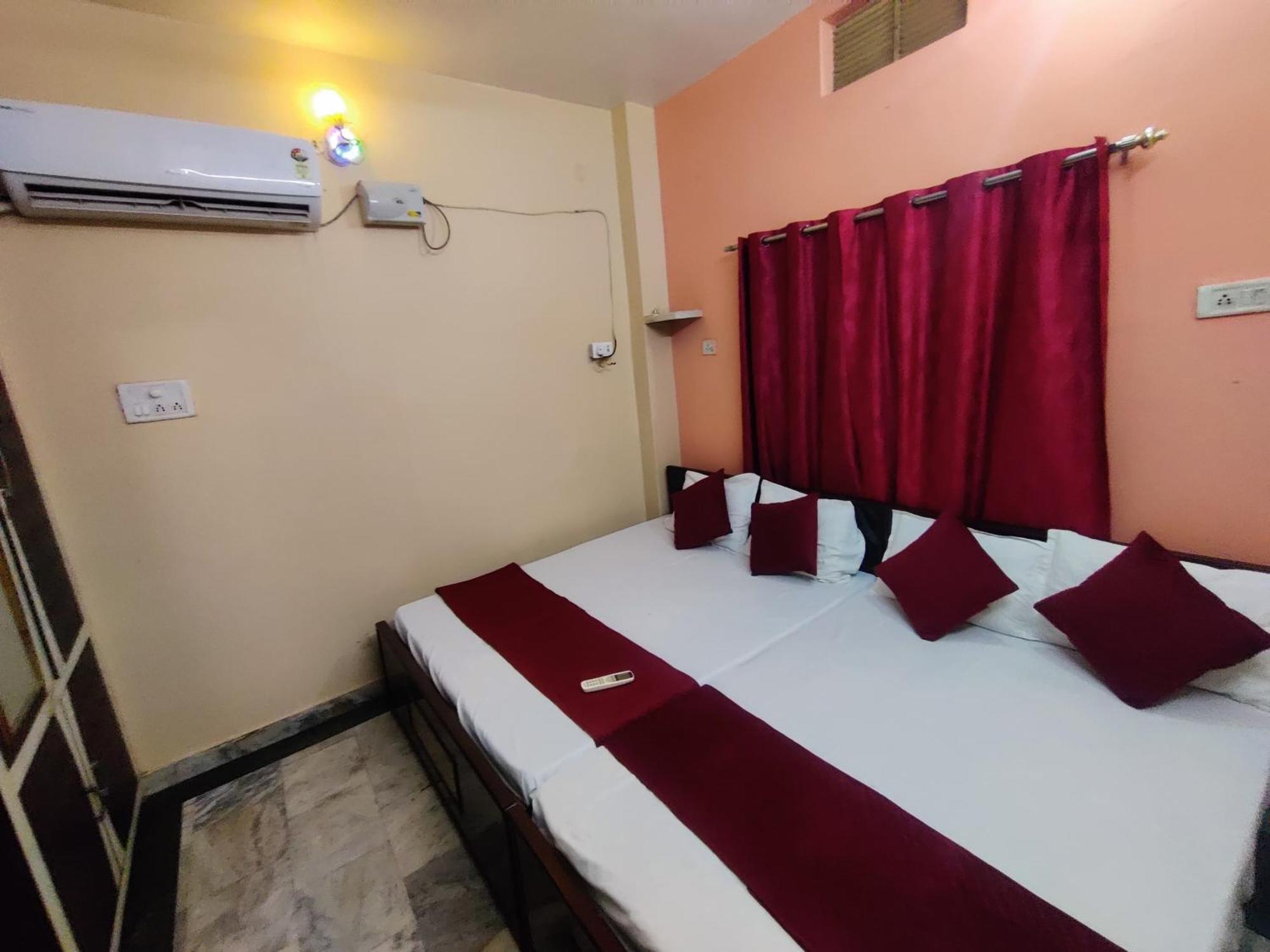 Shiv Kripa Paying - Four Bedroom 200 Mtr From Main Temple * Varanasi